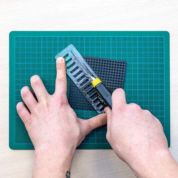Board cutter cutting plastic board